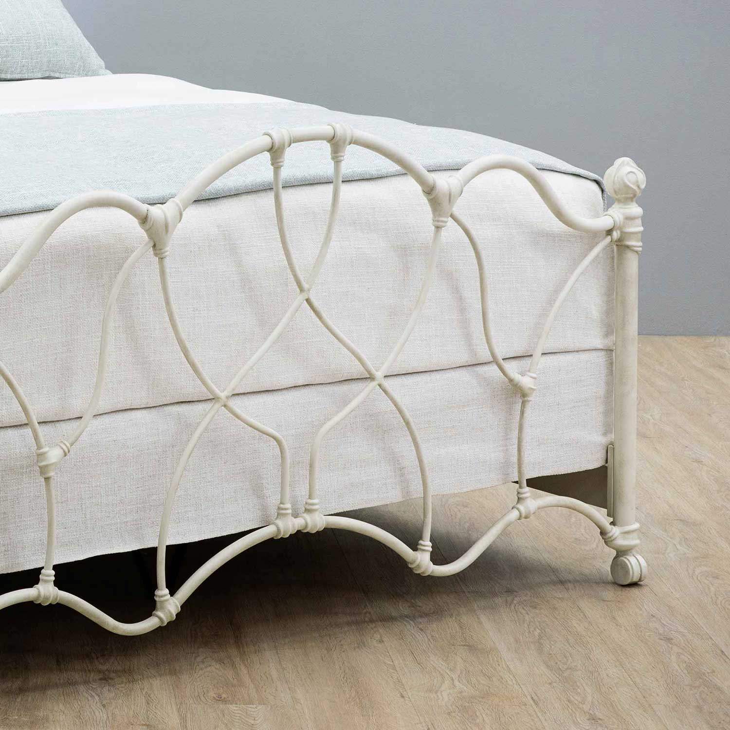 Morsley Iron Bed 1026 Wesley Allen Queen CBMPF Rustic Ivory Finish Matriae