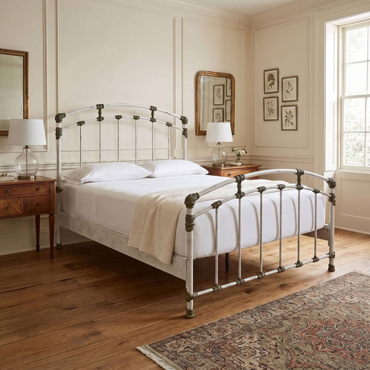 Aristella Iron Bed in Vintage White
